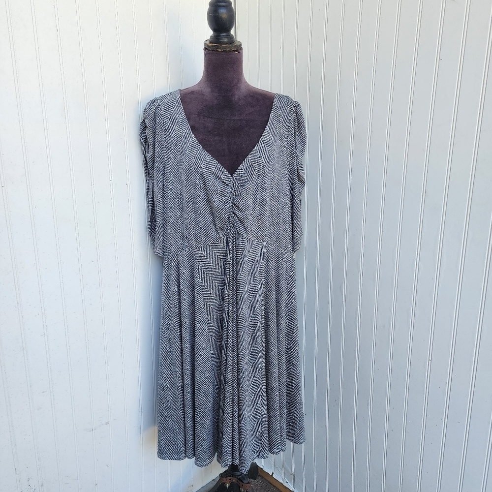 Torrid 4 Women's Black White Stretch Dress V-Neck Puff Sleeve A-Line Plus 4x